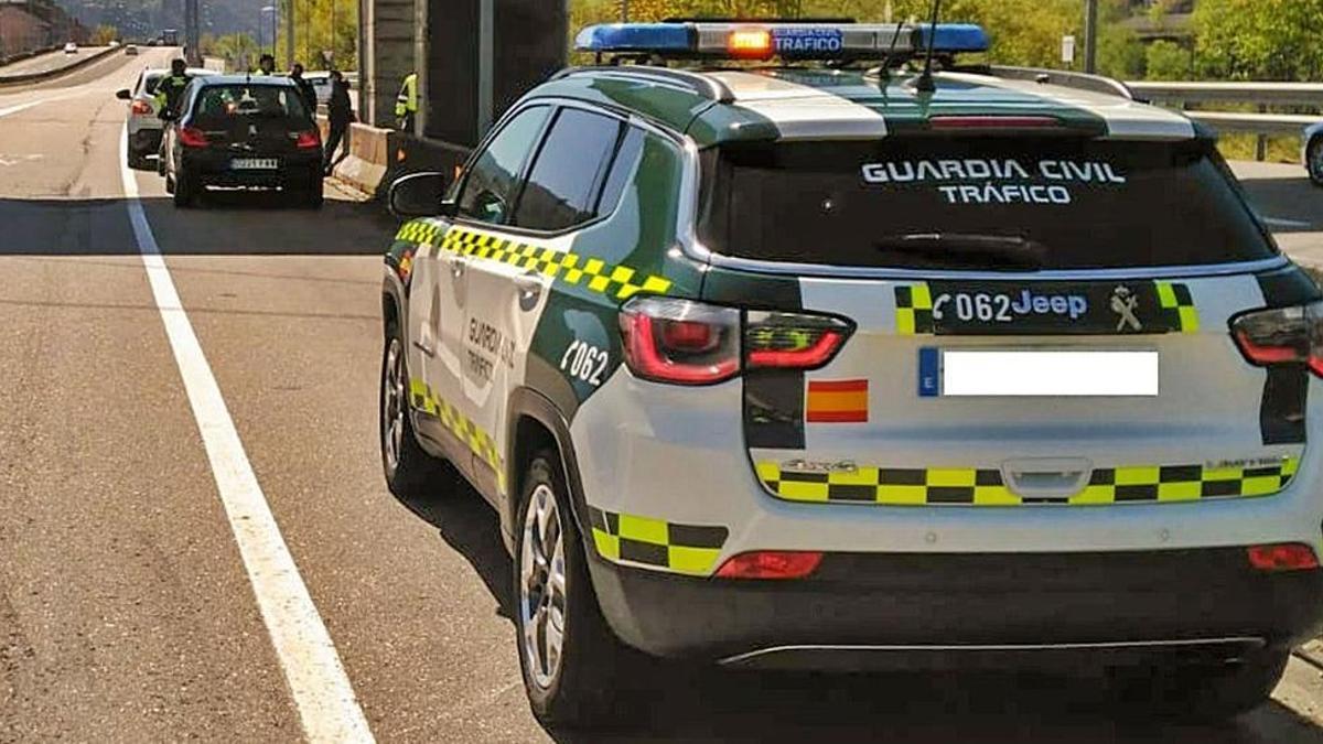 Agentes de la Guardia Civil en un control en Mieres.