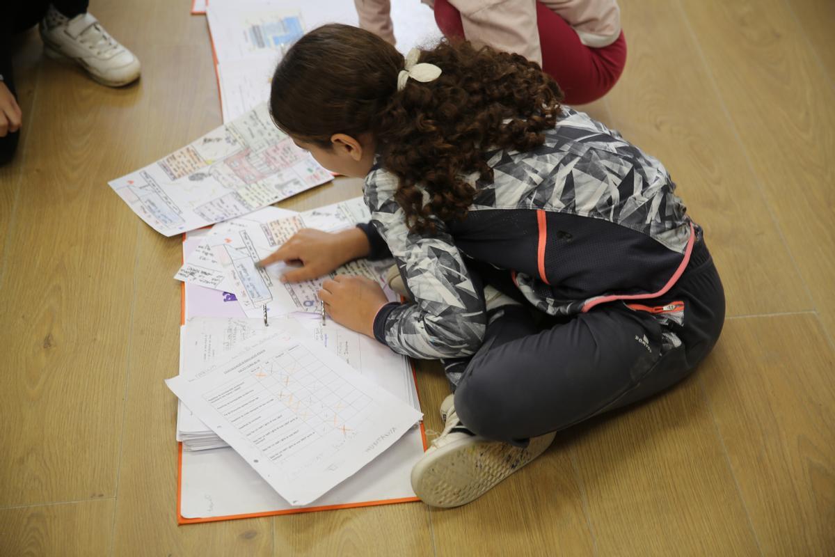 Una alumna de primaria revisa sus tareas en un centro escolar catalán.