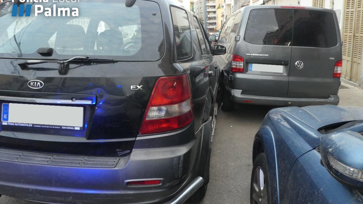 Colisión del coche contra un vehículo aparcado en Palma.