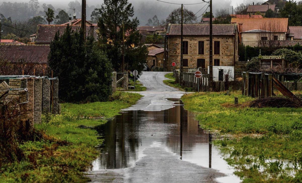 Una de las carreteras afectadas en el Concello de Meis.