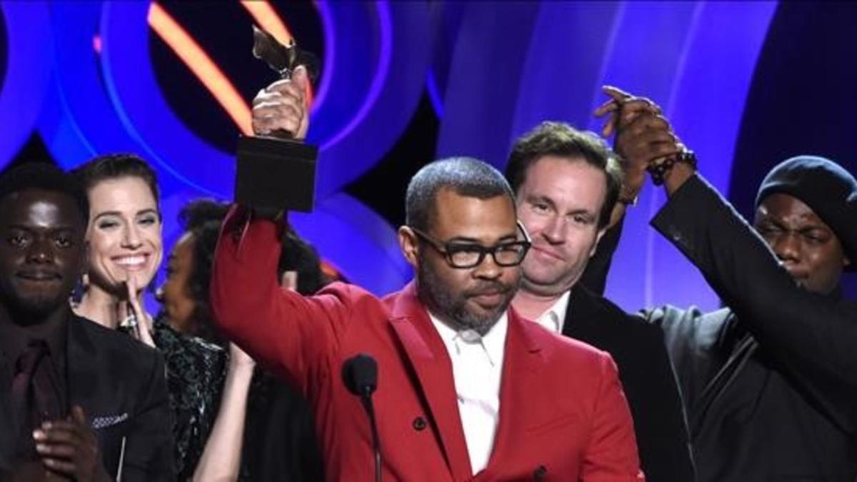 El director Jordan Peele recoge su premios a la mejor película por 'Déjame entrar'.