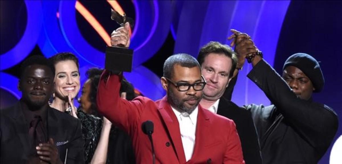 ehevia42386271 jordan peele accepts the award for best feature for  get out180304180644