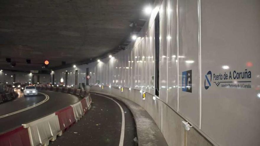 Logos del Concello y del Puerto en el túnel.