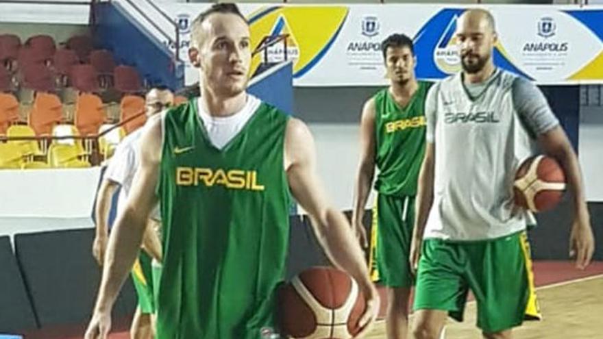 Marcelinho Huertas, en el entrenamiento de ayer de la selección brasileña.