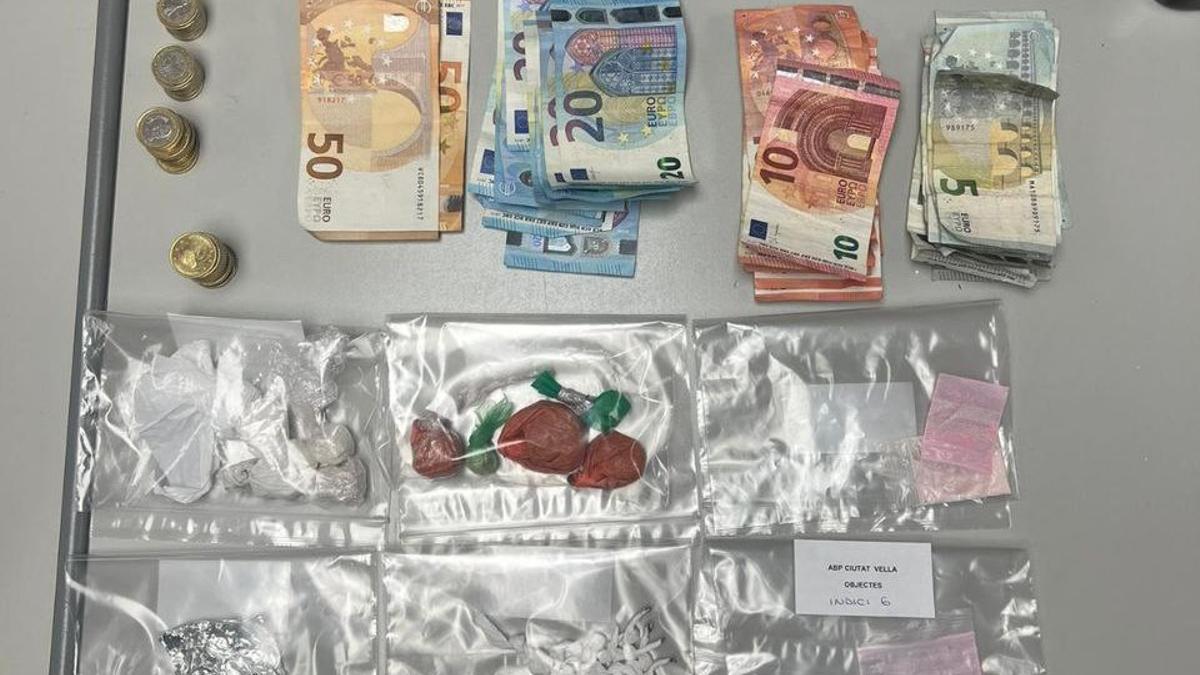 Droga y dinero encontrados en el narcopiso
