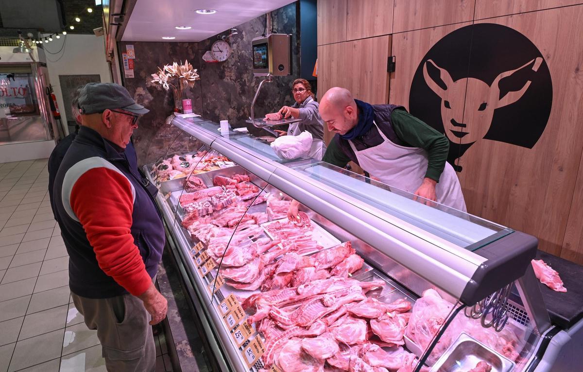 Un puesto de carne en el Mercado Central de Alicante.