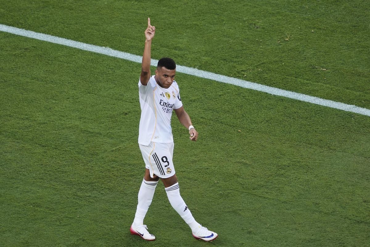 Real Madrids Kylian Mbappe celebrates scoring his sides 3rd goal during the Club World Cup quarterfinal soccer match between Real Madrid and Borussia Dortmund in East Rutherford, N.J., Saturday, July 5, 2025. (AP Photo/Pamela Smith)