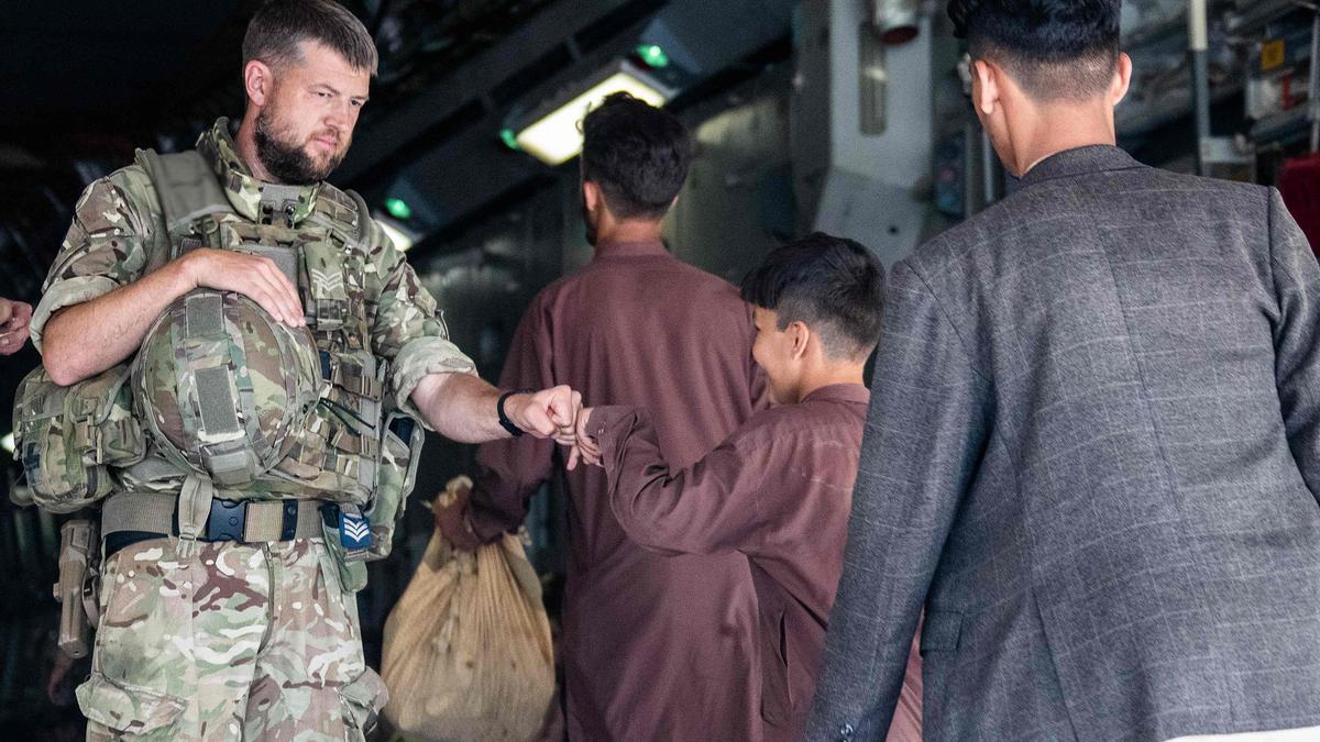 Continúan las evacuaciones en el aeropuerto de Kabul.