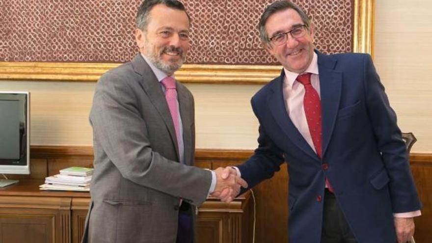 El conselleiro de Infraestructuras, Agustín Hernández, y el alcalde de Santiago, Ángel Currás, ayer.
