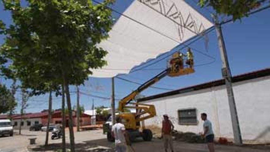 El recinto ferial de Badajoz estrenará el viernes toldos, microclima y cinco casetas fijas