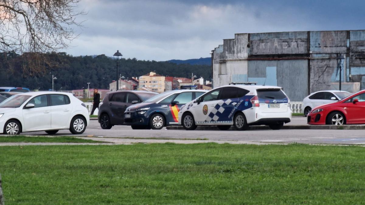 Vehículos de Policía Local y Nacional en la zona portuaria, ayer.