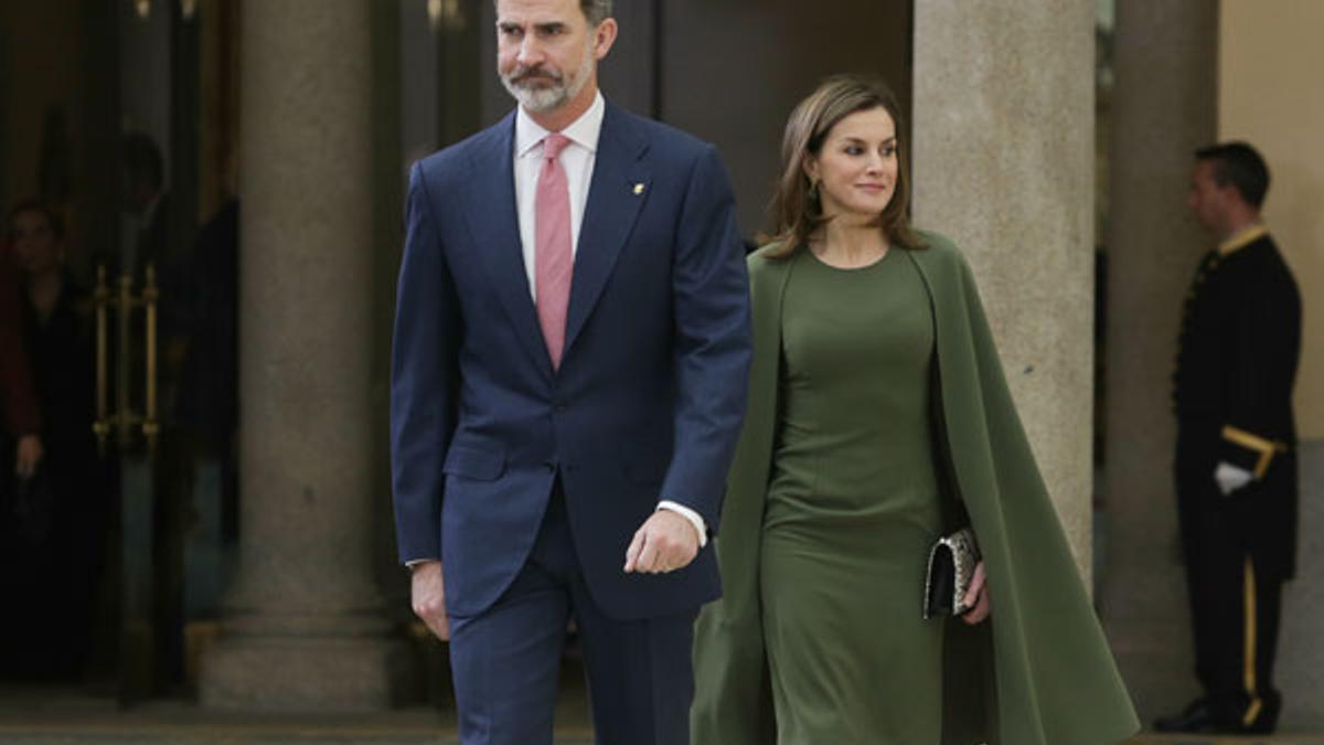 Detalle de Letizia Ortiz y su vestido verde con capa junto a Felipe VI