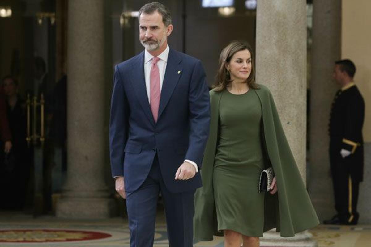 Detalle de Letizia Ortiz y su vestido verde con capa junto a Felipe VI