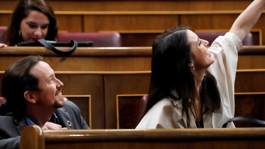 Pablo Iglesias e Irene Montero en el debate de investidura.