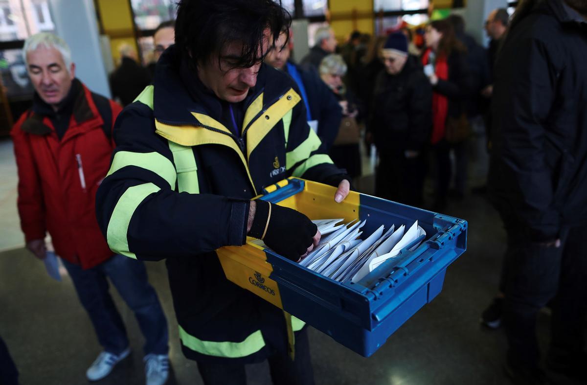 La nueva Ley electoral referentes al voto en el exterior ha facilitado el voto para los más de 2,5 millones de españoles residentes en el extranjero.