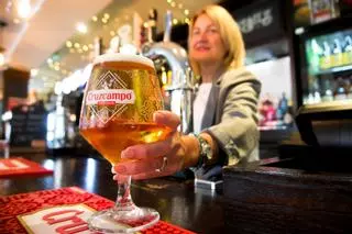 Cruzcampo bate récords en Reino Unido: llega a 10.000 bares y al 68% de sus supermercados en un año