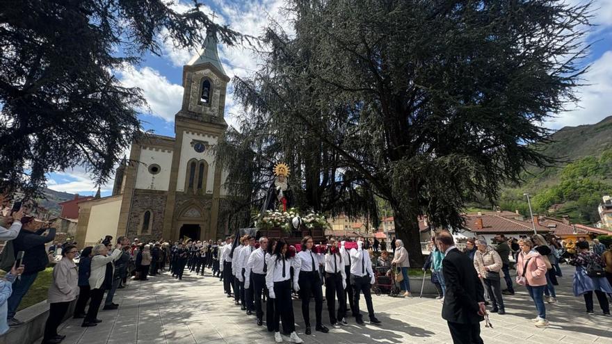 Procesión de la Soledad en Pola de Laviana. En el recuadro, el casco minero con el crespón negro. | D. O.
