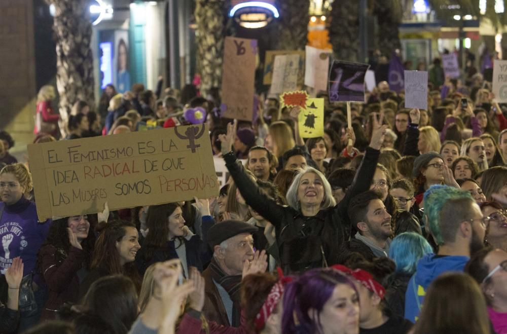 8 de Marzo: Más de 40.000 personas en la manifestación feminista de Alicante contra el machismo y por la igualdad