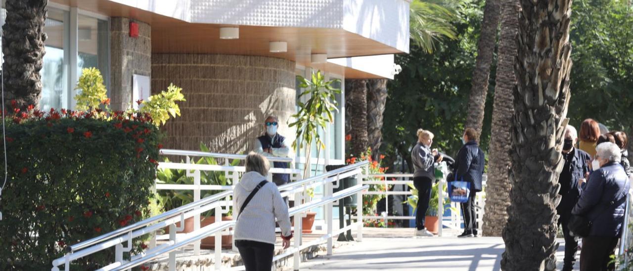 Usuarios del CEAM de Elche, esperando a ser llamados para poder entrar en alguno de los talleres o clases.