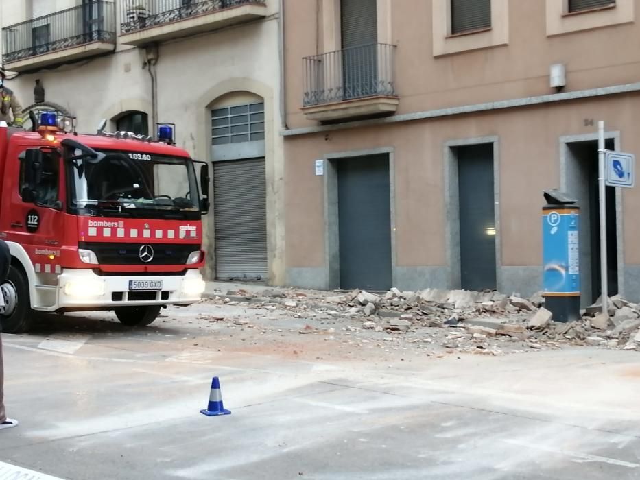 Despreniment d'una cornisa a la carretera de Vic