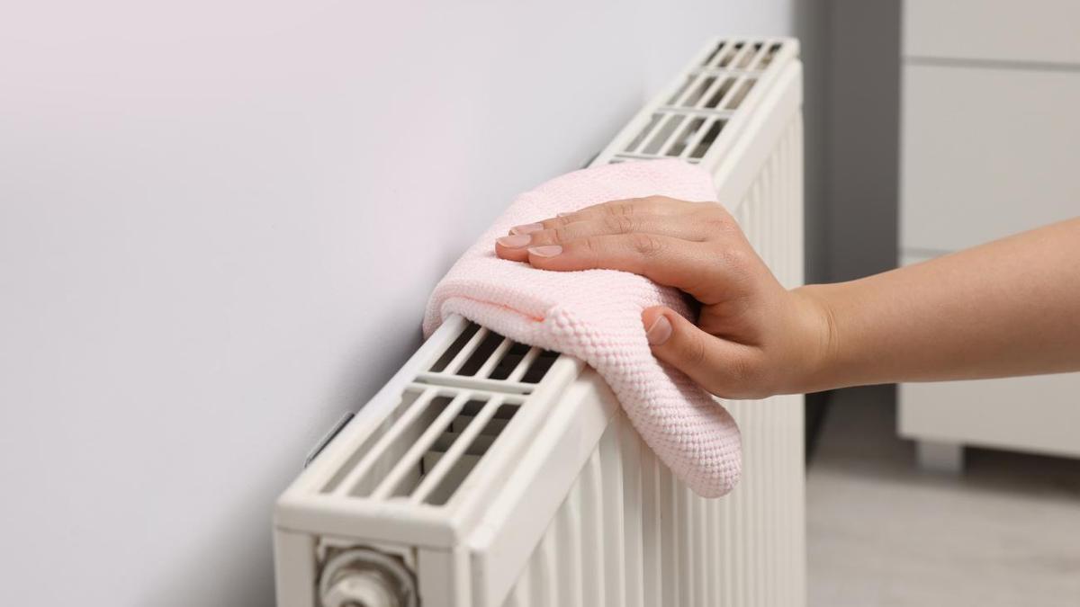 CÓMO LIMPIAR RADIADORES | Cómo limpiar los radiadores para recibir al invierno sin olor a polvo