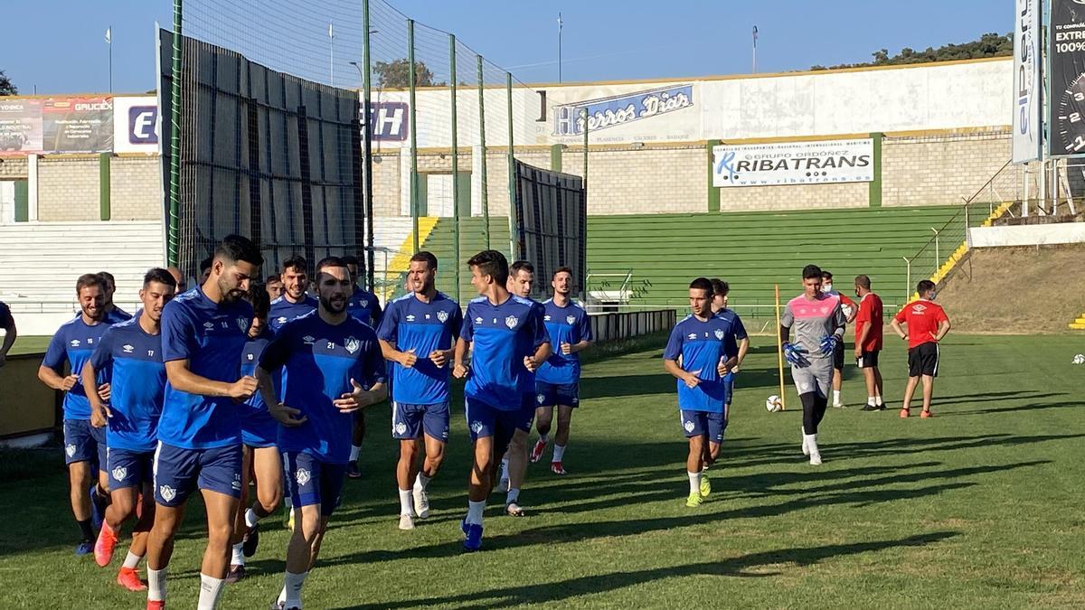 Los jugadores del Cacereño hacen el calentamiento durante el primer entrenamiento de pretemporada.