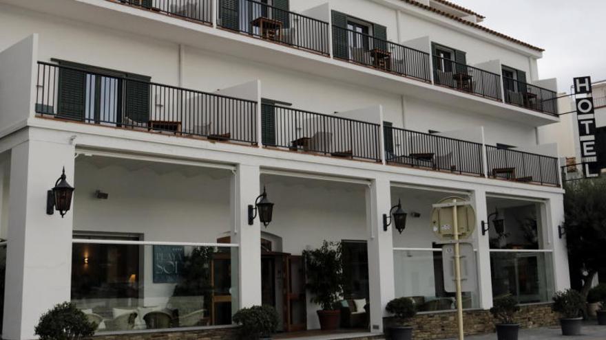 Troben una parella morta a trets en un hotel de Cadaqués