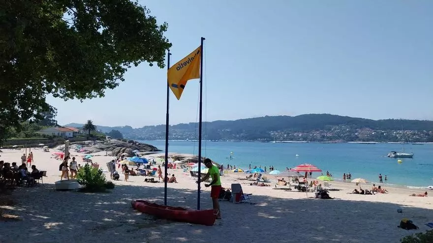 Retiran la bandera roja de la playa de Menduíña por vertidos fecales y se reabre al baño