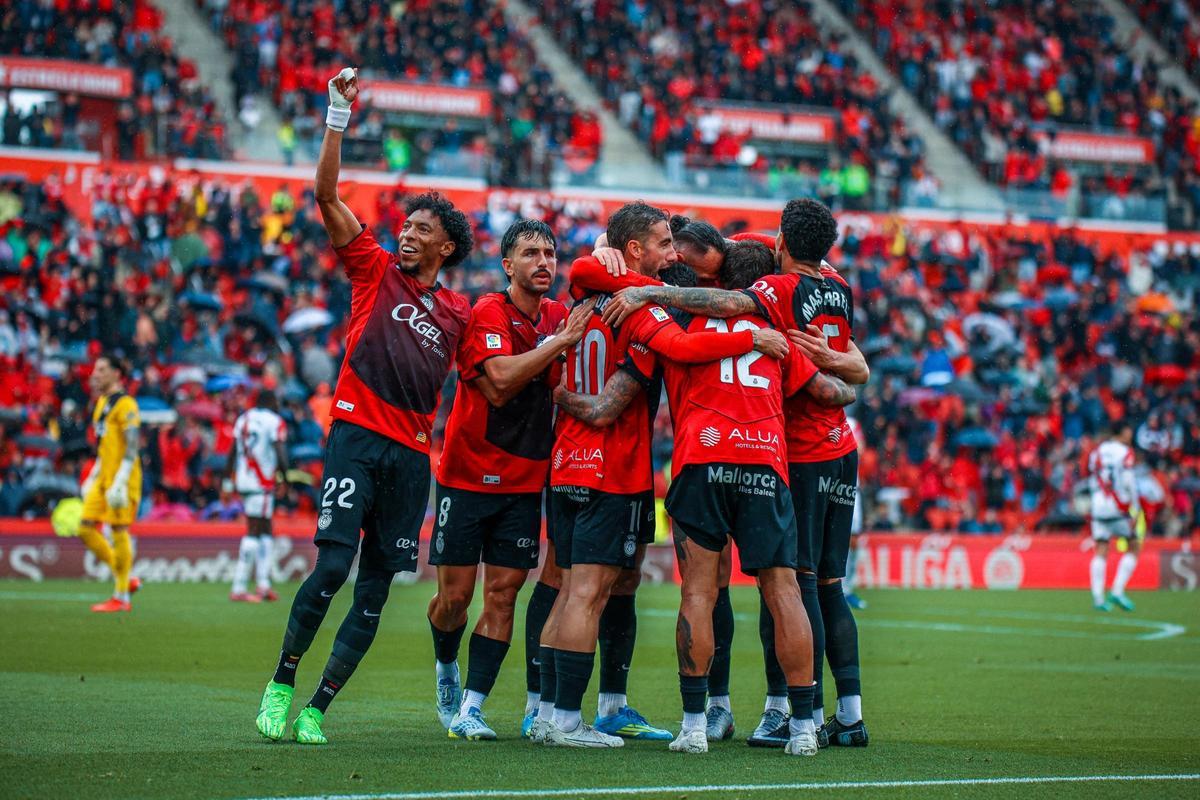 Los jugadores del Mallorca celebran uno de los goles de Muriqi ante el Rayo Vallecano, en Son Moix.