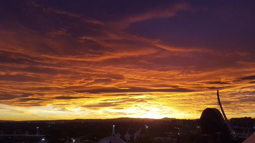 Candilazo o arrebol espectacular en el cielo de València durante el atardecer del 27 de diciembre.