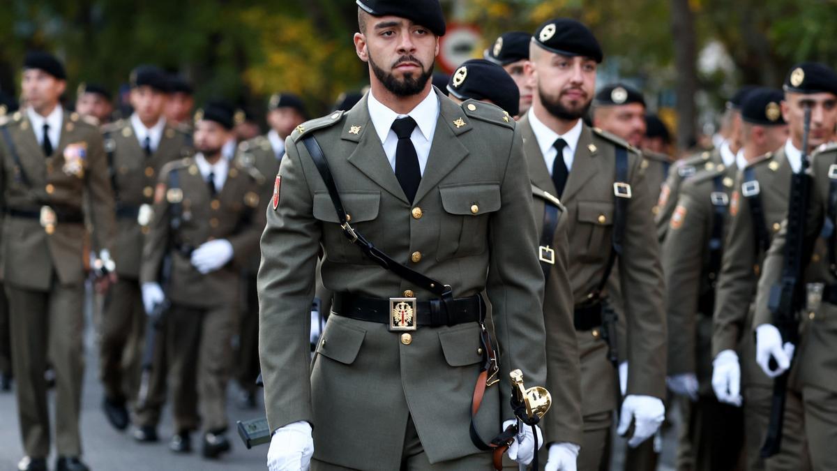 Miembros del Ejército de Tierra en un desfile.