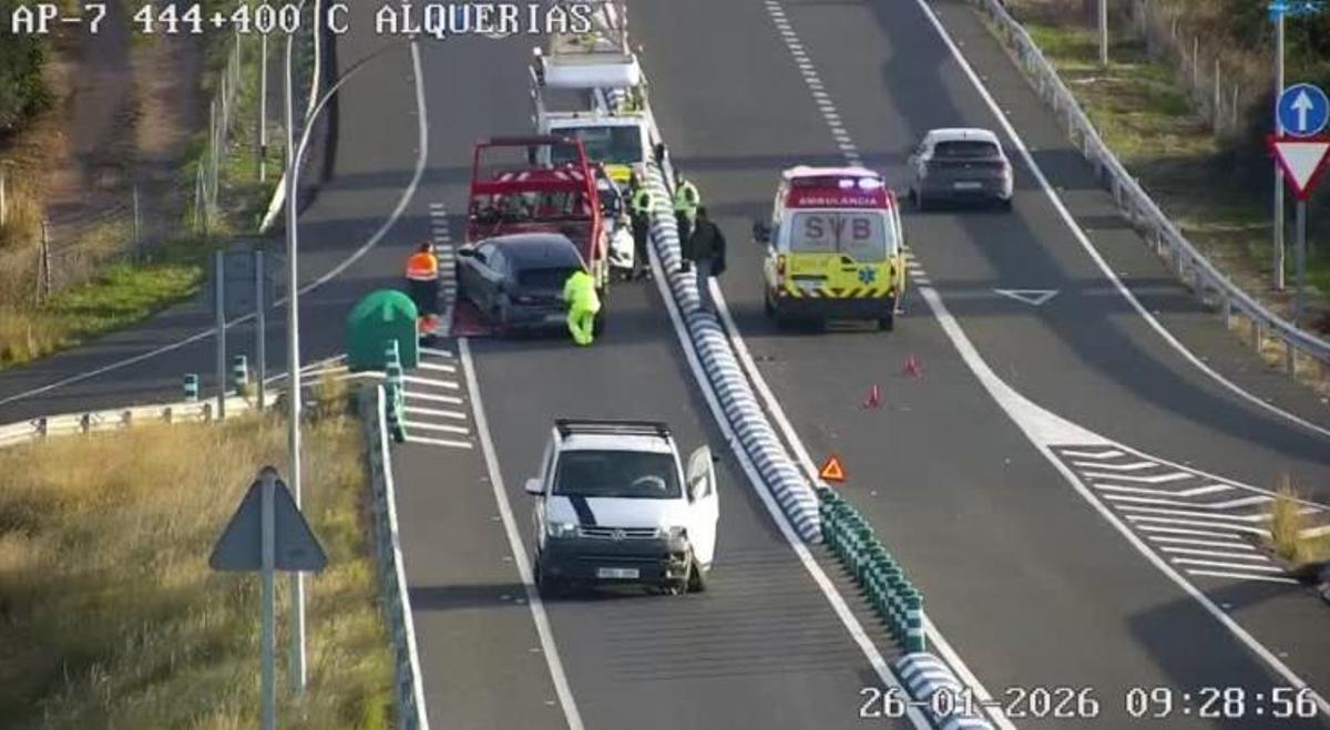 Los operarios retiran uno de los coches implicados en el accidente