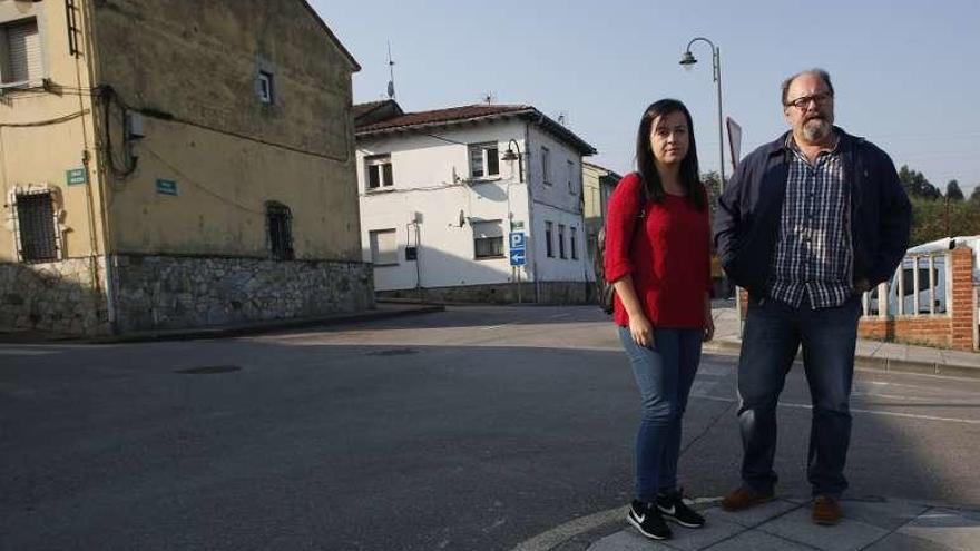 Sara Paz Suárez y Daniel Busto, coordinador de IU en Corvera, ayer, en el barrio de Favila.