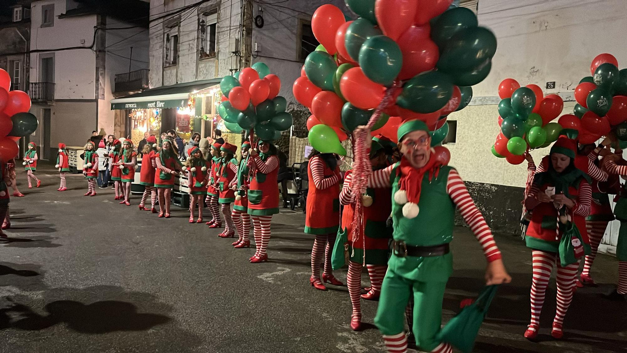 En imágenes: El espectacular desfile de Papá Noel por las calles de Luarca