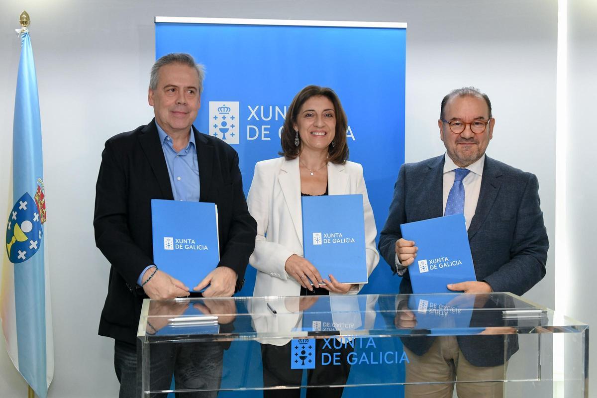 Antonio Gómez Caamaño, Ángeles Vázquez y Antonio López durante la firma del convenio.
