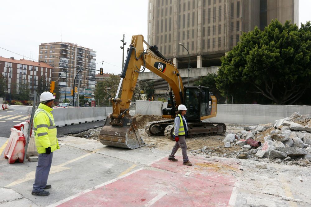 sectores como el de la construcción retomaban la actividad después de la Semana Santa en una jornada que comenzaba con el reparto de mascarillas en distintos puntos de Málaga capital.