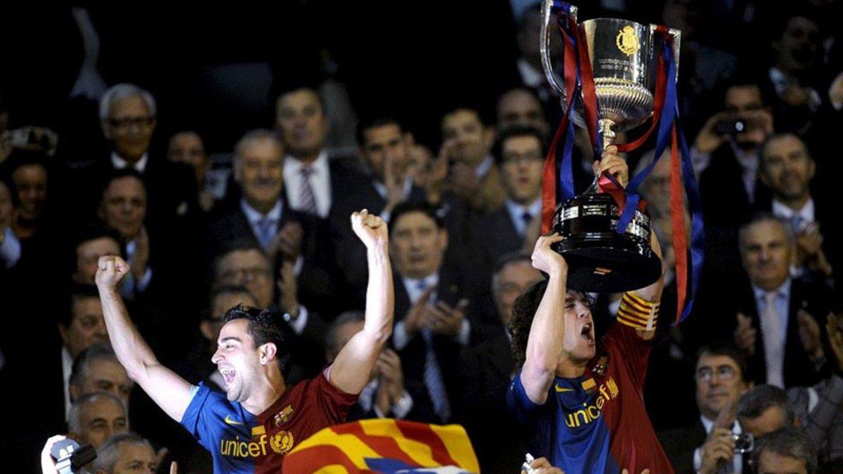 Carles Puyol, con la copa en sus manos, y Xavi celebran el título de Mestalla