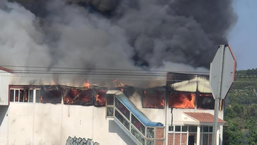 Alarma en Sant Mateu al arder una fábrica de muebles abandonada