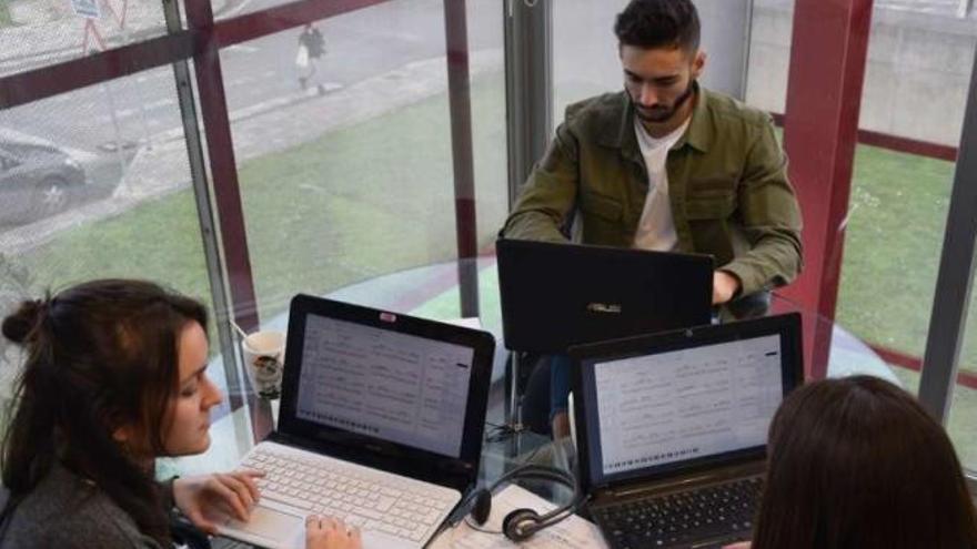 Estudiantes del curso &#039;online&#039; de educación musical de la UDC, delante de sus ordenadores.