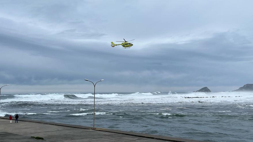 EN IMÁGENES: Dos fallecidos tras caer al mar por el oleaje en San Esteban y Cudillero