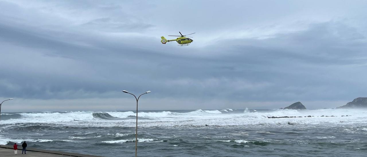 EN IMÁGENES: Dos fallecidos tras caer al mar por el oleaje en San Esteban y Cudillero