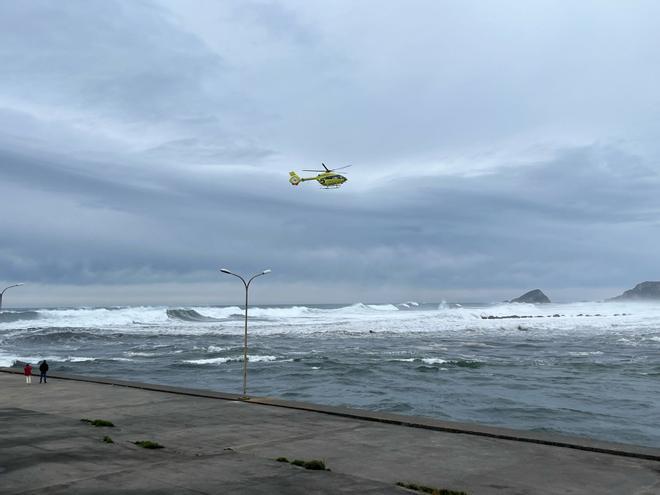 EN IMÁGENES: Dos fallecidos tras caer al mar por el oleaje en San Esteban y Cudillero