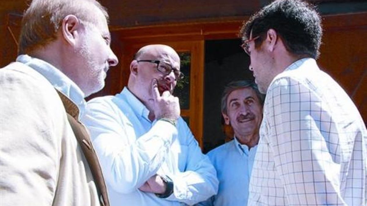 Corominas, en el centro con gafas, dialoga con Albert Batalla, de perfil y también con lentes, ayer en Lleida.