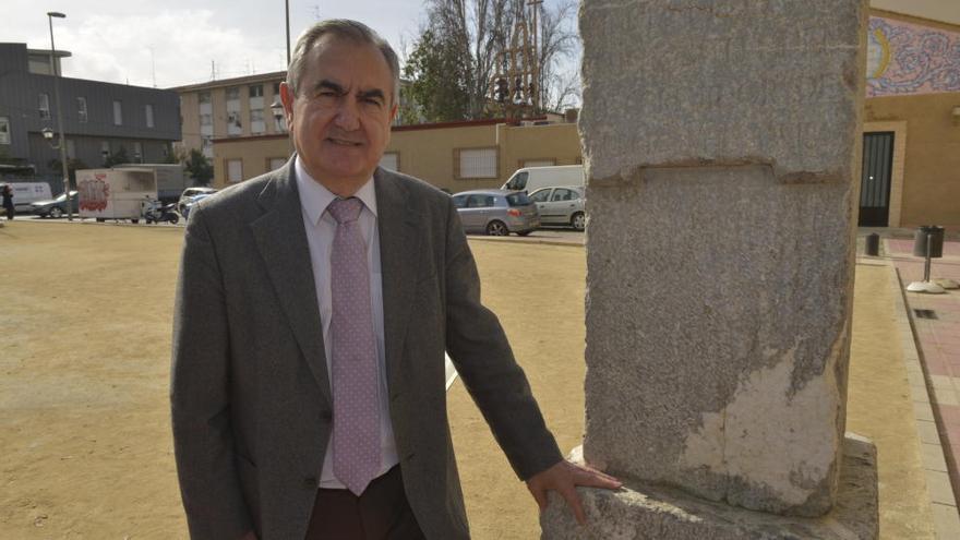 Rafael González Tovar posa junto al obelisco que hay en Puertas de Castilla, en Murcia, que él inauguró cuando era delegado del Gobierno.