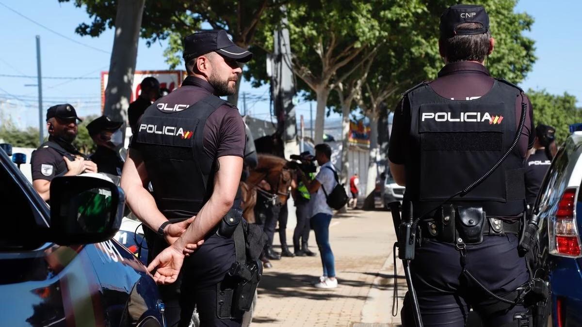 Agentes de la Policía, en la Feria de Córdoba.