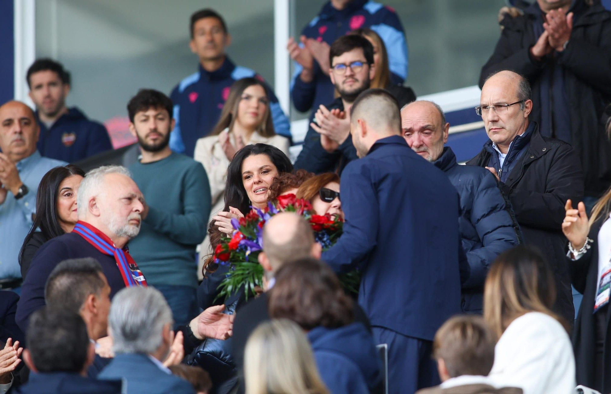 Sentido homenaje del Levante UD a la familia fallecida en el incendio de Campanar