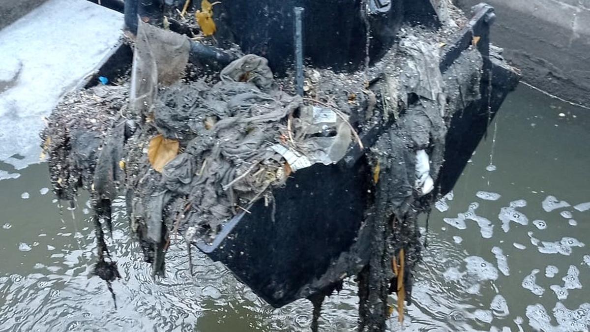 Trabajos de Aguas de Montilla para desatascar la red de toallitas higiénicas.