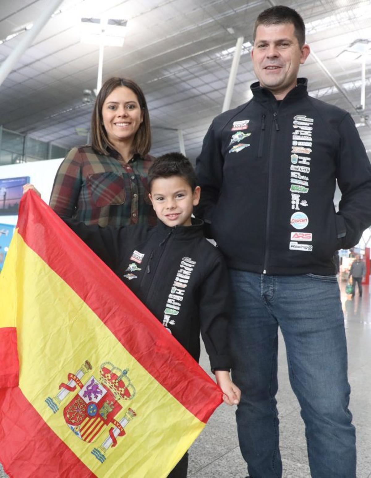 Con su padre y su 
madre, antes de 
partir hacia el 
Mundial de Brasil.