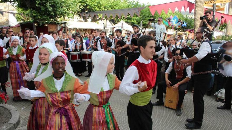 El grupo de danza bretón &quot;Bleuniadur Gween&quot; baila al ritmo de la banda &quot;Pays des Abers&quot;, ayer, en la plaza del Ayuntamiento.