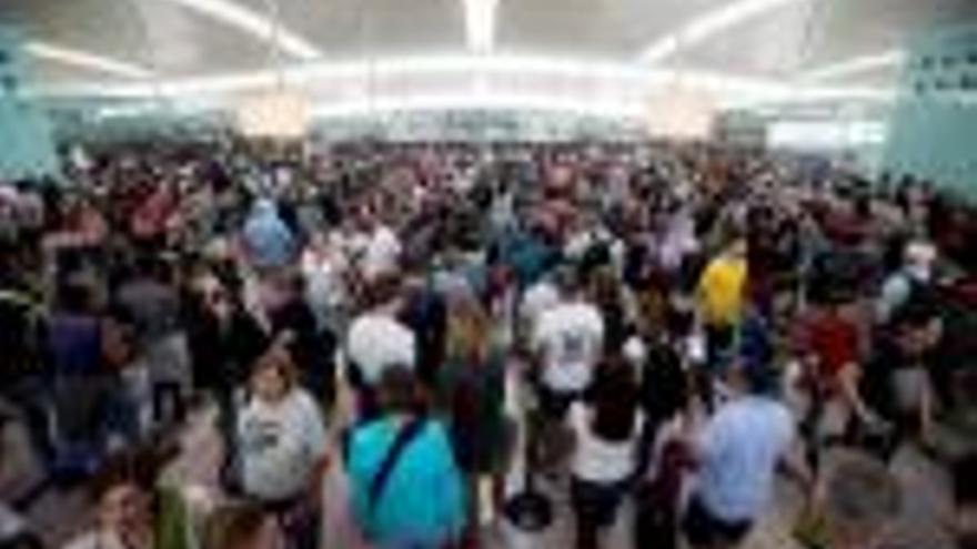 Aglomeració de passatgers en una de les terminals del Prat.